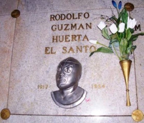 Lápida de la tumba de Rodolfo Guzmán Huerta "El Santo", en el panteón Mausoleos del Ángel, en la Delegación Coyoacán, de la Ciudad de México.